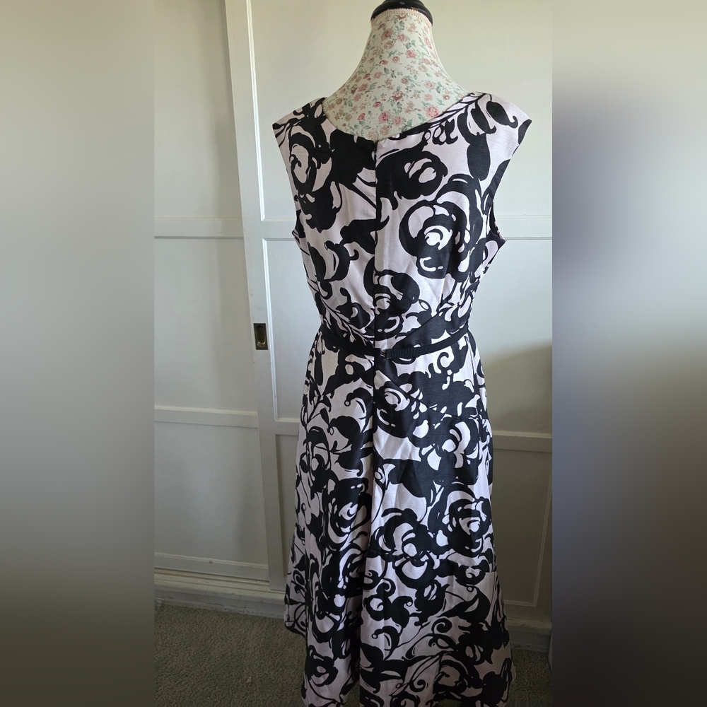 TAYLOR Elegant Black and White Floral Dress SIZE 12 - Picture 5 of 10